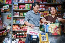 Household businesses using QR codes for cashless payments contribute to promoting financial inclusion. (Photo: THANH DAT)