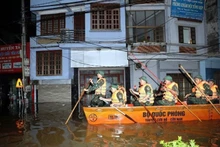 Soldiers work around the clock to support affected communities in Lang Son province. (Photo: VNA)