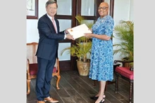 Ambassador Le Quang Long presents his credentials to Governor-General of Saint Kitts and Nevis Dame Marcella Liburd. (Photo: Embassy of Viet Nam in Cuba)