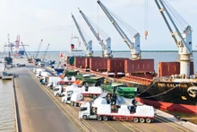 Exports through ports in the southern region reach a trade surplus of more than 18 billion USD.