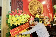Chairman Tran Thanh Man offers flowers and incense at the Special National Relic Site dedicated to President Ton Duc Thang.
