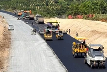 Contractors are accelerating work on packages under Phase 1 of the Buon Ma Thuot–Khanh Hoa Expressway Project. (Photo: QUOC DUNG)
