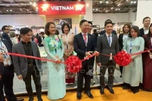 Vietnamese Ambassador to Singapore Tran Phuoc Anh and representatives from the Ho Chi Minh City Department of Tourism inaugurate the Viet Nam – Ho Chi Minh City Tourism Pavilion at ITB Asia 2025. (Photo: VNA)