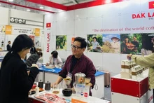 Residents of Jeonju City, Jeonbuk Province, the RoK, enjoy Dak Lak coffee at the expo.