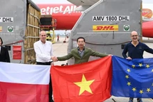 The handover ceremony for the humanitarian aid shipment from the Polish Government takes place at Noi Bai International Airport on December 28. (Photo provided by the Embassy of Viet Nam in Poland)