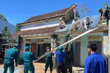 Local task forces in Tay Ho Commune (Da Nang City) help residents repair houses damaged by storm winds. (Photo: VGP)