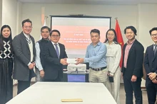 Staff of the Vietnamese Consulate General in Osaka and overseas Vietnamese donate to support people in central Viet Nam affected by storms and floods.