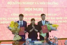 Deputy Minister of Agriculture and Environment Nguyen Thi Phuong Hoa presents the appointment decision to Chu An Truong, Deputy Head of the Department of Land Administration, appointing him as Director General of the Centre; and to Nguyen Dac Nhan, Deputy Head of the Department of Land Management, appointing him as Deputy Director General of the Centre. (Photo: TRUONG GIANG)