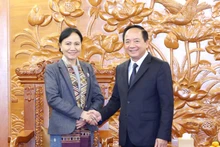 Chairman of the Communist Party of Viet Nam (CPV) Central Committee's Commission for Information, Education, and Mass Mobilisation Trinh Van Quyet (right) meets with Standing Vice President of the Lao Front for National Construction Central Committee Inlavan Keobounphanh in Ha Noi on December 5. (Photo: VNA)