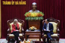 Member of the Da Nang Party Committee’s Standing Board Nguyen Dinh Vinh (R) receives Melissa A. Brown, the new US Consul General in Ho Chi Minh City.