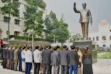 The delegation of the Party Committee and administration of Houaphanh Province lays flowers at the statue of President Ho Chi Minh.