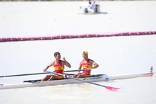 Hoang Van Dat and Nguyen Phu win gold in the men’s lightweight double sculls final on December 17. (Photo: VNA)
