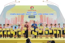 Scholarships are presented to children who have overcome difficulties to achieve good academic results.