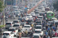 Vehicles crowd national highways leading into Ho Chi Minh City. (Photo: THE ANH)