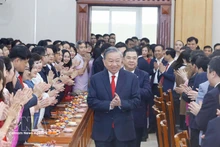 Party General Secretary To Lam are welcomed by staff of the Party Central Committee’s Office (Photo: VNA)