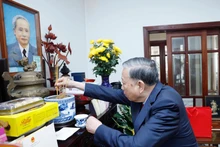 Party General Secretary To Lam offers incense in tribute to late PM Pham Van Dong. (Photo: VNA)