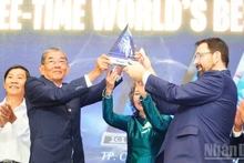 Jeremy Zwinger, President of The Rice Trader presents the “World’s Best Rice 2025” Cup to engineer Ho Quang Cua.