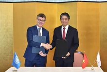 UNESCO Representative to Viet Nam Jonathan Wallace Baker and Japanese Ambassador Ito Naoki at the signing ceremony (Photo: baoquocte.vn)