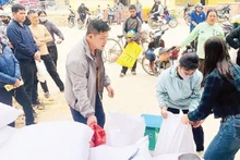 Residents of Van Nham Commune, Lang Son Province, receive rice assistance.