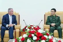 Minister of National Defence General Phan Van Giang (R) hosts Michael DeSombre, US Assistant Secretary of State for East Asian and Pacific Affairs, in Ha Noi on February 13. (Photo: qdnd.vn)