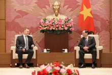 Vice Chairman of the Vietnamese National Assembly (NA) Tran Quang Phuong meets with Chairman of the Committee on National Security of the Hungarian NA Zoltan Sas in Ha Noi on February 3. (Photo: VNA)