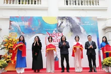 The organising committee cuts the ribbon to inaugurate the exhibition. (Photo: THANH DAT)