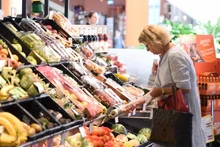 A customer shops at a supermarket in Vienna, Austria. (Photo: Xinhua/VNA)