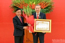 [In Pictures] The 45-year Party membership badge presented to Party General Secretary