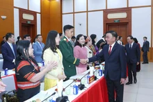 Politburo member and Permanent member of the Party Central Committee’s Secretariat Tran Cam Tu (right) meets with outstanding secretaries of grassroots Party cells nationwide in Ha Noi on February 3. (Photo: VNA)