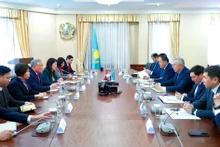The Vietnamese Government delegation holds a working session with the Deputy Prime Minister and Minister of National Economy of Kazakhstan. (Photo: VNA)
