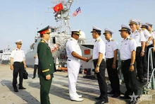 Colonel Murthi Subromoniam welcomes the delegation of the Viet Nam People’s Navy and Ship 17 during their courtesy visit and exchange with the Royal Malaysian Navy. (Photo: Quan Doi Nhan Dan)
