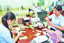 Credit institutions ensure an appropriate supply of cash for the public and businesses. (Photo: HONG ANH)