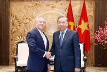 Party General Secretary To Lam (right) receices US Assistant Secretary of State for East Asian and Pacific Affairs Michael DeSombre in Ha Noi on February 13. (Photo: VNA)