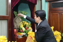 State President Luong Cuong offers incense in commemoration of President Ho Chi Minh at House 67 in Ha Noi on February 13, 2026. (Photo: VNA)