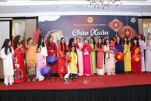 Vietnamese generations in Sri Lanka showcase traditional ao dai. (Photo released by VNA)