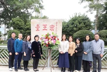 Officials and staff of the Consulate General of Viet Nam in Hong Kong (China), led by Consul General Le Duc Hanh, together with representatives of some Vietnamese agencies and businesses operating in Hong Kong, lay flowers at the Sung Wong Toi monument. (Photo: VNA)