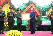 [In Pictures] Party General Secretary presents title of Hero of the People’s Armed Forces to General Department of Logistics - Technical Services