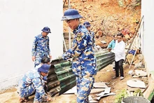 Units participating in housing construction under the “Quang Trung Campaign” in Khanh Hoa Province are urgently completing the final houses to hand them over to local residents.