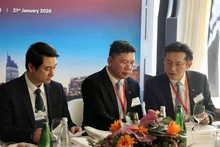 Deputy Minister of Foreign Affairs Le Anh Tuan (far left) and Hoang Nguyen Dinh, Vice Chairman of the Ho Chi Minh City People’s Committee (centre), at a meeting during their working trip to attend the WEF Davos 2026. (Photo: VNA)