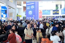 Passengers at Noi Bai International Airport on January 4, the final day of the New Year holiday (Photo: VNA)