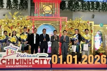 Passengers on flight QR974 from Qatar to Ho Chi Minh City on January 1, 2026 receive gifts from the organisers. (Photo: VNA)