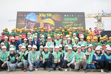 More than 1,000 gift packages have been delivered directly to construction workers at two major projects in Ha Noi.