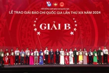 Lai Xuan Mon, member of the Party Central Committee (PCC) and Standing Deputy Head of the PCC’s Commission for Communication, Education and Mass Mobilisation, and Le Quoc Minh, member of the PCC, Deputy Head of the PCC’s Commission for Communication, Education and Mass Mobilisation, Editor-in-Chief of Nhan Dan Newspaper and President of the Viet Nam Journalists Association, present B prizes to winners of the 19th National Press Awards in 2024. (Photo: NHAT BAC)