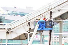Installation of equipment outside the passenger terminal of Long Thanh International Airport. (Photo: THIEN VUONG)