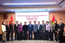Participants pose for a group photo at the ceremony to mark the 76th founding anniversary of the diplomatic relations between Viet Nam and China in Chongqing. (Photo: VNA)