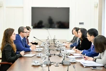 Deputy Minister of Foreign Affairs Le Thi Thu Hang (third, right) hold talks in Ha Noi on January 23 with Christopher Cutajar, Permanent Secretary for Foreign Affairs and Tourism of Malta (Photo: VNA)
