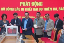 Officials, civil servants, and employees of the Party Committee of Central Party Agencies participate in donating to support people affected by natural disasters.