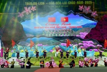 The art programme conveys messages of peace, unity and cooperation.