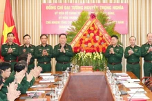 General Nguyen Trong Nghia, Politburo Member, Secretary of the Party Central Committee, Member of the Standing Board of the Central Military Commission, and Head of the General Department of Politics of the Viet Nam People's Army, presents flowers to congratulate the Academy of Politics on the occasion of the 43rd Vietnamese Teachers’ Day. (Photo: VNA)