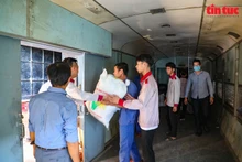Railway workers load relief packages into train to deliver to flood-hit communities. (Photo: VNA)